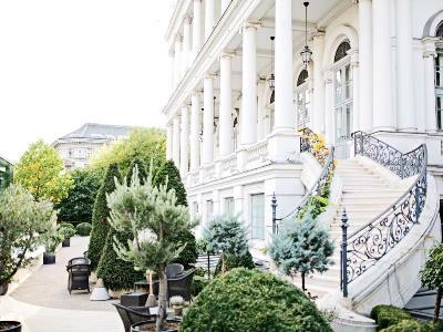Palais Coburg 5*